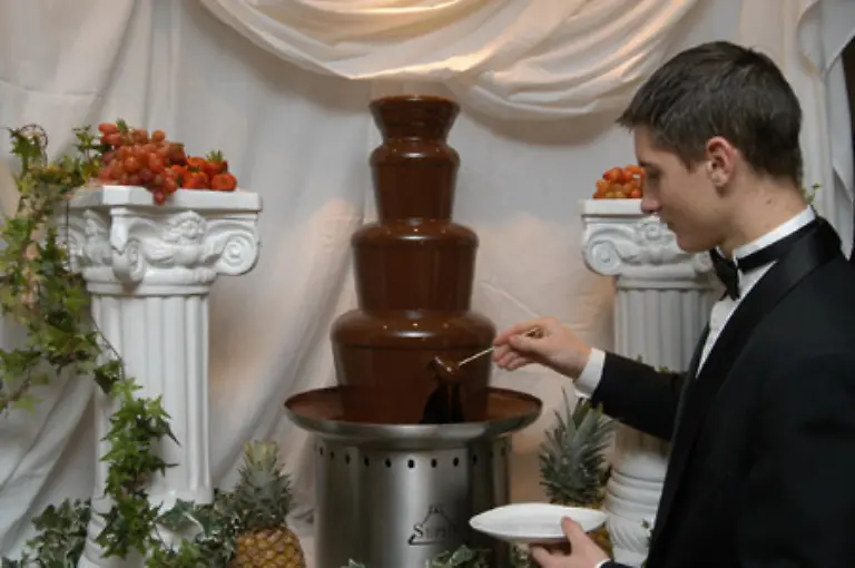 Waehrend-wir-im-Geschaeft-beispielsweise-einen-Schokoladenbrunnen-erspaehen-stellen-wir-uns-unterbewusst-schon-vor-wie-wir-uns-an-schokolierten-Fruechten-laben