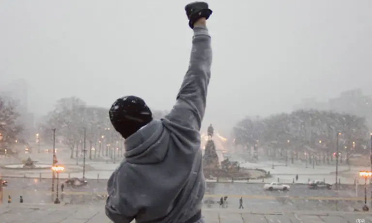 Rocky-ist-ein-untalentierter-unter-Qualen-trainierender-Boxer-der-es-erst-als-Lebenschance-und-spaeter-als-grossen-Sieg-interpretiert