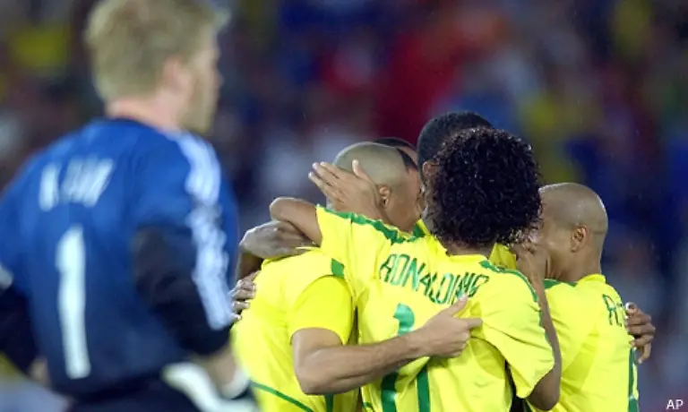 Es-war-vielleicht-sein-Fehler-aber-die-Finalniederlage-hat-natuerlich-nicht-nur-diesen-einen-Grund-Was-Kahn-zum-ganz-grossen-Triumph-fehlte-war-neben-einem-gluecklicheren-Haendchen-vor-allem-ein-Mittelfeldspieler-der