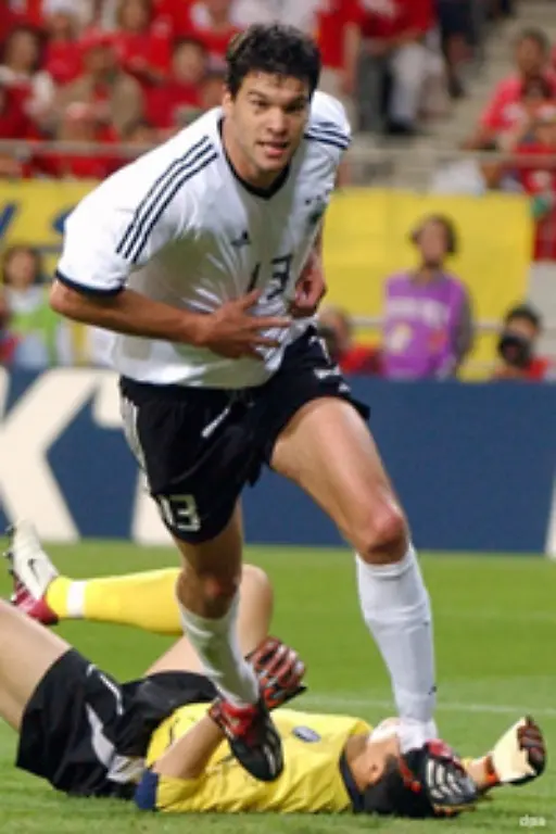 den-Druck-den-Kahn-auf-den-gegnerischen-Sturm-ausuebte-auf-die-Abwehr-des-Gegners-uebertrug