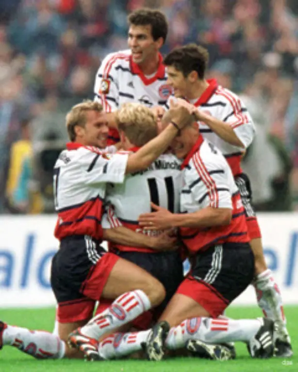 In-dieser-Zeit-wurde-das-rot-weisse-Glaubensbekenntnis-vom-absoluten-Leistungsdarwinismus-mit-Stolz-in-die-Oeffentlichkeit-getragen