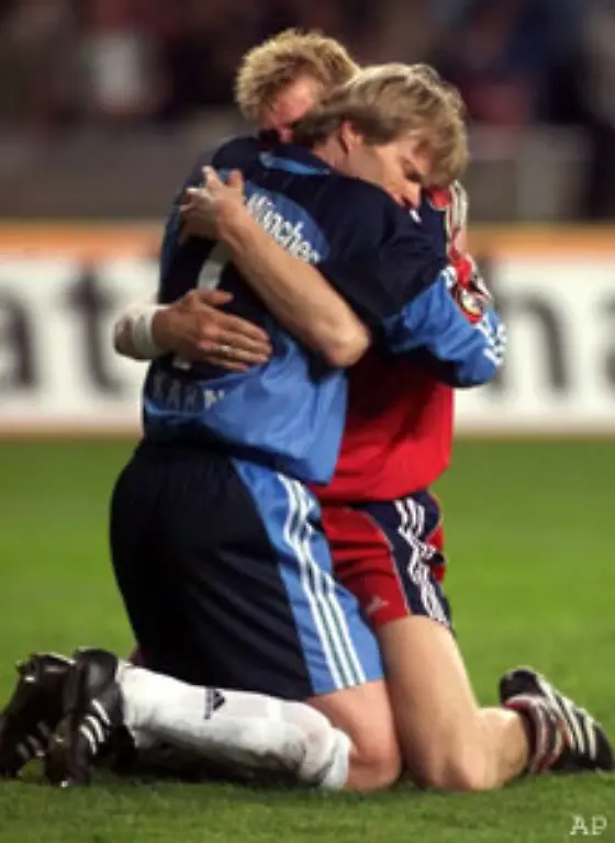 der-Sozialkompetenz-bezeichnet-Die-beiden-Hauptpersonen-in-der-Mannschaft-erspielten-und-erkaempften-dem-Klub-zwischen-1998-und-2002-insgesamt-neun-Titel