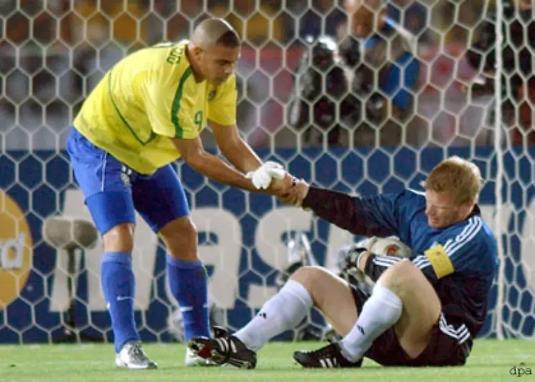 als-er-menschliche-Schwaeche-zeigte-und-den-Brasilianern-die-Fuehrung-und-damit-den-Sieg-im-WM-Finale-2002-ermoeglichte