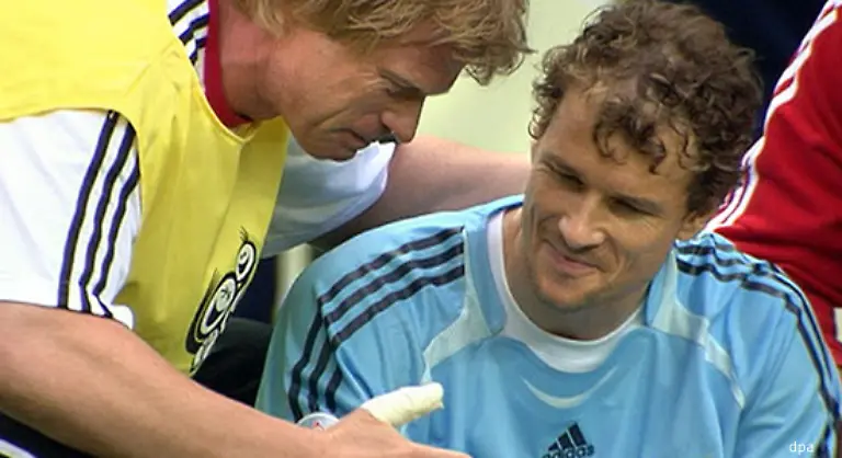 Kahn-wuenschte-seinem-Erzrivalen-Jens-Lehmann-vor-dem-Elfmeterschiessen