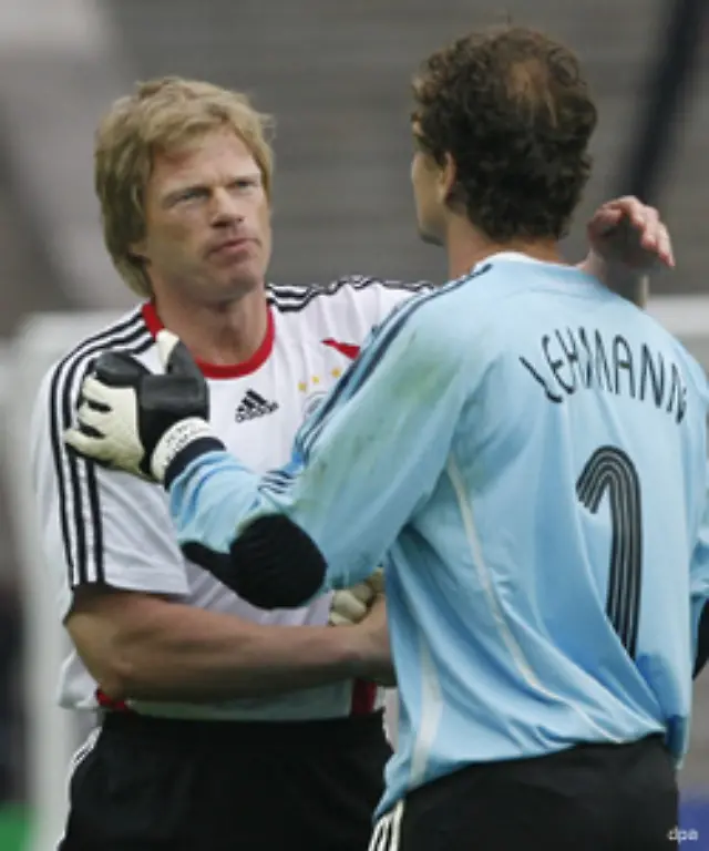 fuer-einen-fairen-Sportsmann-eine-Selbstverstaendlichkeit-Weil-aber-die-Geste-von-Oliver-Kahn-kam-reagierte-Deutschlands-Boulevard-so-hysterisch-wie-sonst-nur-der-Keeper-selbst