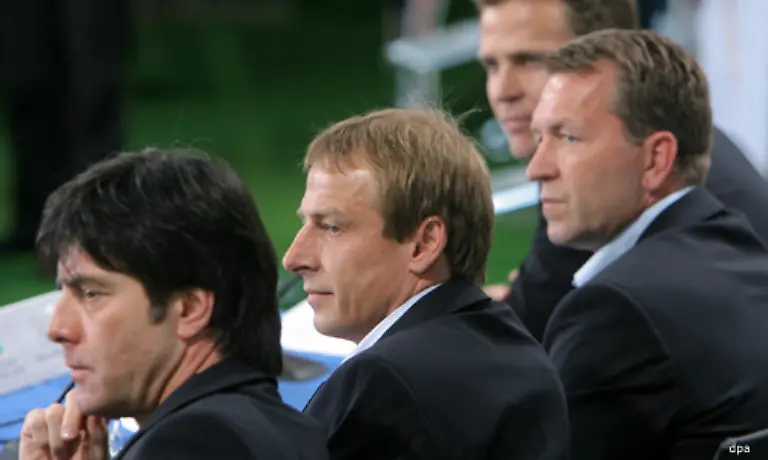 Zu-diesem-Zeitpunkt-war-er-von-der-DFB-Clique-laengst-als-unueberwindliches-Bollwerk-und-als-Superstar-zwischen-den-Pfosten-demontiert