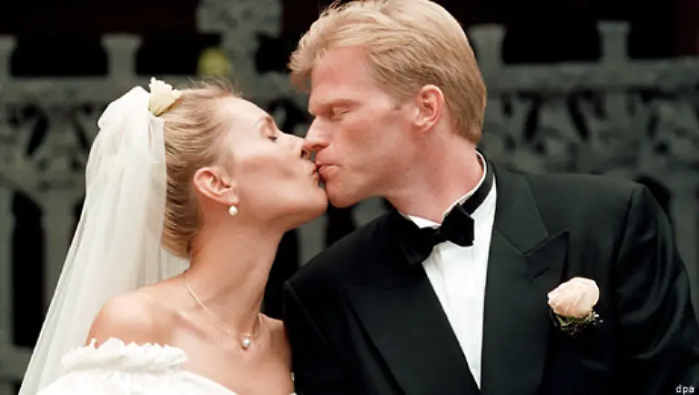 Er-verliess-seine-damals-schwangere-Frau-Kuss-Szene-mit-Jugendliebe-Simone-am-Hochzeitstag-kaufte-sich-einen-italienischen-Sportwagen