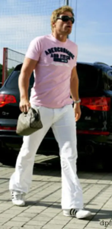 und-goennte-sich-als-Kroenungs-Accessoire-seines