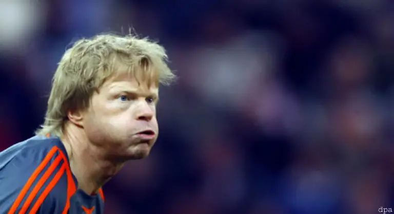 Die-privaten-Turbulenzen-gingen-nicht-spurlos-am-Kapitaen-der-Nationalelf-vorueber-Kahn-liess-es-waehrend-der-Neuausrichtung-seiner-Leidenschaften-an-Enthusiasmus-fuer-den-Fussball-fehlen-und-buesste-einen-Teil-seiner-sportlichen-Leistungsfaehigkeit-ein