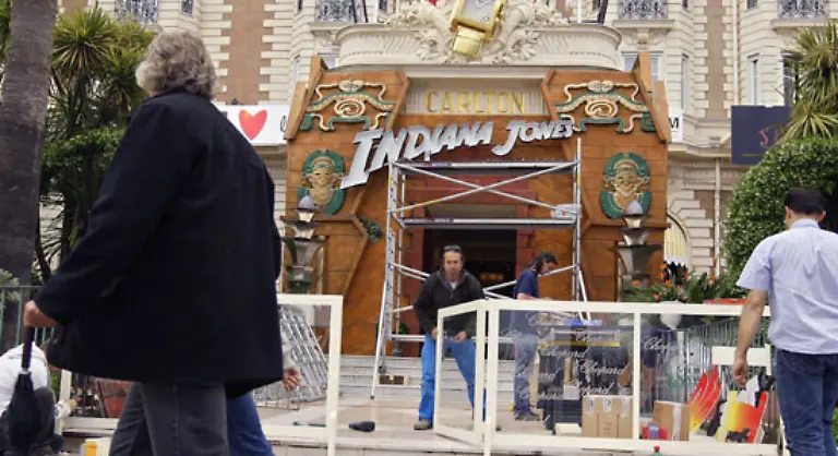 Der-prachtvolle-Jugendstil-Eingang-ist-waehrend-des-Filmfestivals-in-Cannes-von-einem-seltsamen-Portal-verdeckt-das-an-verfallene-Maya-Tempel-denken-laesst