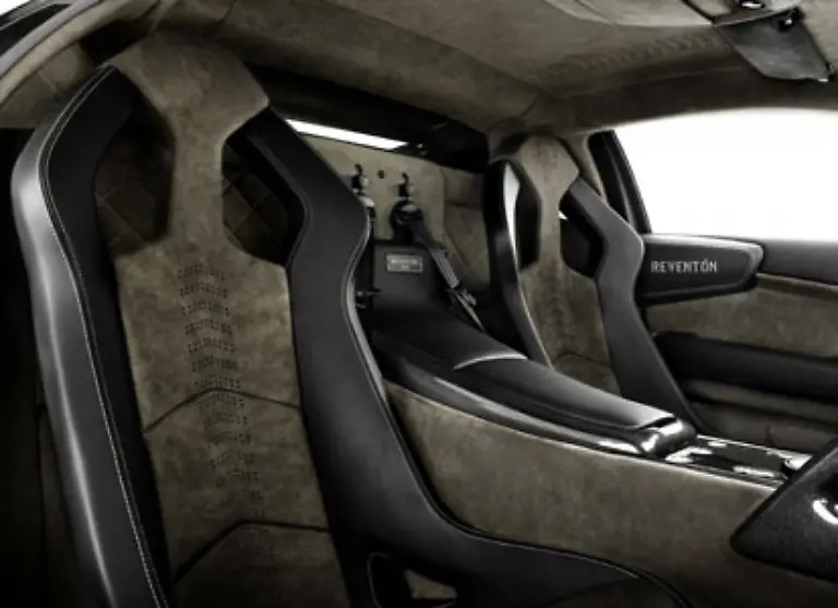 Auch-innen-geht-es-edel-zu-Die-Materialien-sind-Alcantara-Leder-Aluminium-und-Carbon