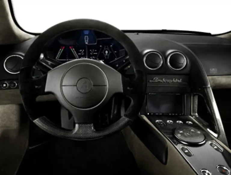 Das-Cockpit-glaenzt-ebenfalls-durch-Flugzeug-Optik-Das-automatische-Schaltgetriebe-wird-durch-eine-Formel-1-Wippe-bedient