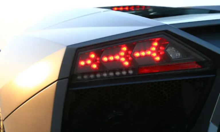 Die-hinteren-LEDs-sind-in-drei-Stufen-pfeilfoermig-angeordnet-Im-Heck-mussten-besonders-hitzebestaendige-LEDs-eingesetzt-werden-da-durch-die-Abluft-hohe-Temperaturen-entstehen