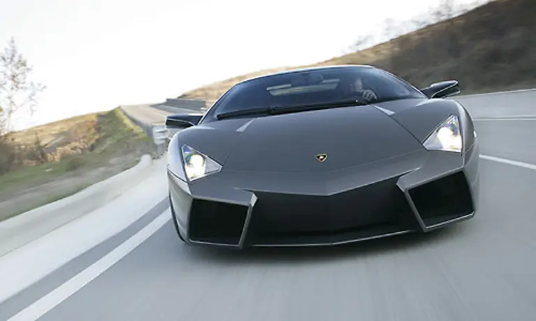 Auf-der-technischen-Basis-des-Murcilago-haben-unsere-Designer-im-Centro-Stile-Lamborghini-die-DNA-der-Marke-ihren-genetischen-Code-komprimiert-und-weiter-verschaerft-schwaermt-der-Manager