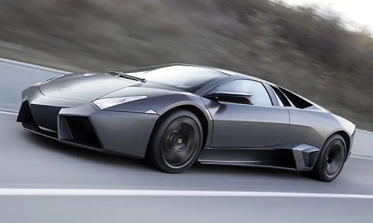 In-der-Tat-ist-das-Auto-eine-auf-vier-Raeder-gebaute-Sensation-Das-Design-ist-atemberaubend-die-Fahrleistungen-phaenomenal-der-Preis-leider-auch