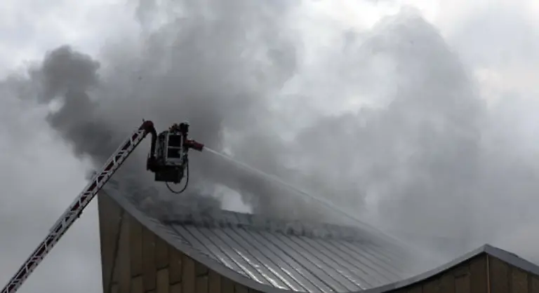 Auch-das-Gebaeude-selbst-eines-der-Berliner-Wahrzeichen-werde-den-Brand-ueberstehen-hiess-es