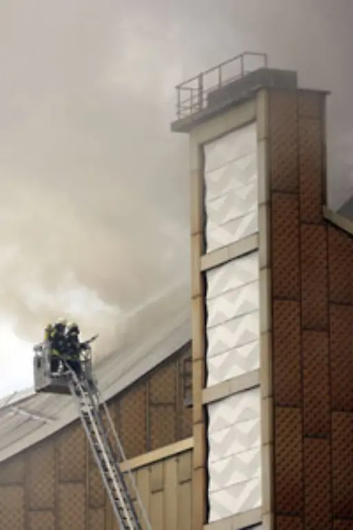 Die-Feuerwehr-konnte-das-seit-dem-fruehen-Nachmittag-schwelende-Feuer-am-Abend-unter-Kontrolle-bringen