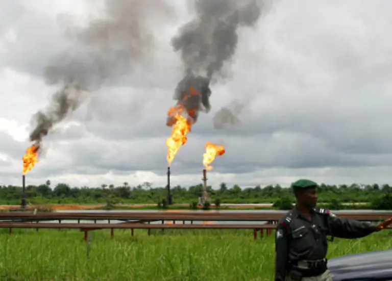 Auch-die-Oel-Foerderung-in-Nigeria-der-achtgroesste-Oelexporteur-wird-immer-wieder-durch-Angriffe-von-Rebellen-gestoert