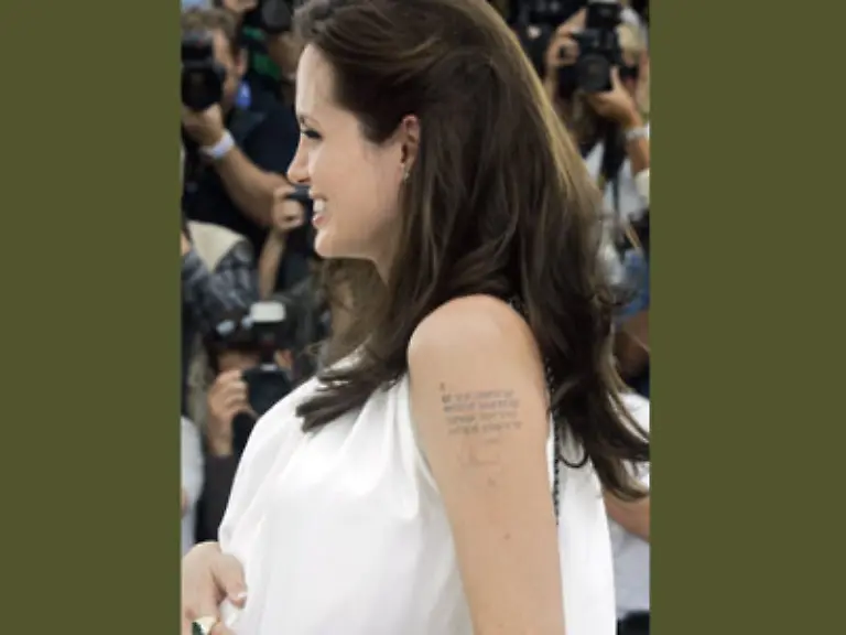 Und-endlich-kann-sie-sich-auch-die-haessliche-Stelle-die-noch-als-Ueberrest-von-Billy-Bobs-Thornton-ihr-vorheriger-Mann-Tattoo-auf-dem-Arm-prangt