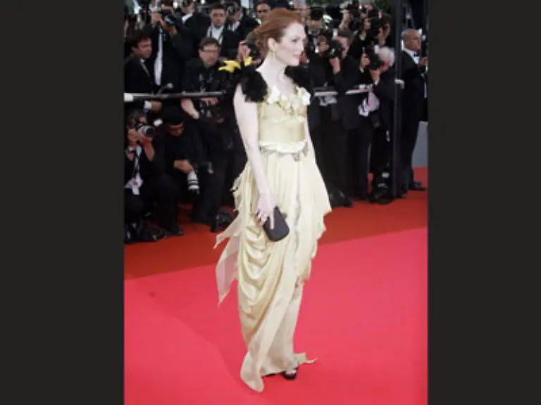 Ganz-elegant-in-Lacroix-zeigte-sie-sich-am-Abend