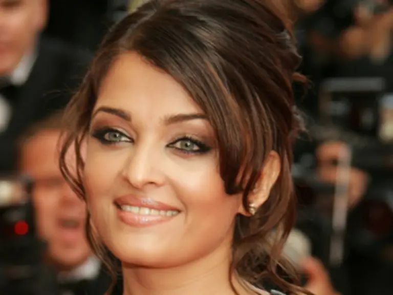 Selbst-Profi-Laechlerinnen-wie-L-Oral-Werbe-Ikone-Aishwarya-Rai-sollen-fast-blass-neben-ihr-wirken