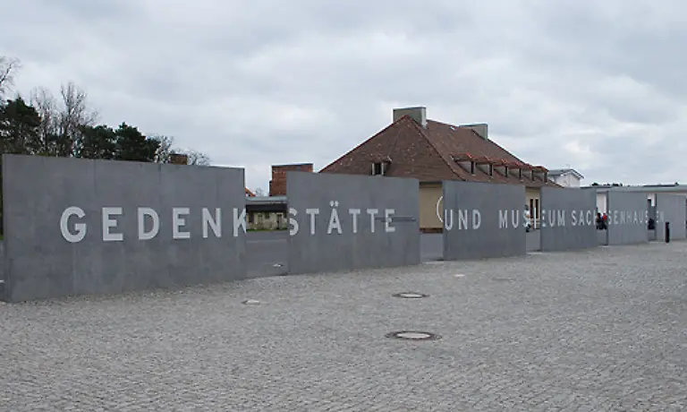 Die-Gedenkstaette-Sachsenhausen-ist-ein-zentraler-Ort-deutscher-Geschichte-und-Bindeglied-verschiedener-Epochen-Hier-bauten-die-Nationalsozialisten-ein-Konzentrationslager-das-zum-Vorlaeufer-fuer-viele-spaetere-Staetten-der-Gewalt-im-faschistischen-System-wurde