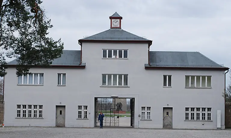 Vor-Kriegsbeginn-wurde-das-KZ-Sachsenhausen-vornehmlich-fuer-politische-Gegner-der-Nazis-und-Juden-aus-dem-Grossraum-Berlin-zur-Staette-ihrer-Leiden-Durch-den-Turm-A-wurden-die-neuen-Haeftlinge-in-das-Innere-des-Lagers-gebracht-Die-SS-Leute-standen-Spalier-und