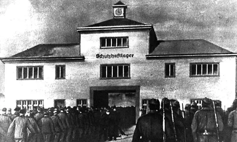 begruessten-die-Neuankoemmlinge-mit-Tritten-und-Schlaegen-Viele-ueberlebten-bereits-diese-Tortur-nicht-Besonders-schlimm-erging-es-juedischen-Buergern-nach-der-Ankunft