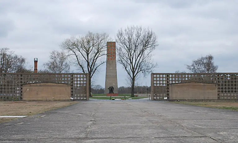 Heute-umrundet-eine-Mauer-den-ehemaligen-Appellplatz-Sie-umreisst-die-Baracken-die-sternfoermig-um-den-Haupteingang-unter-Turm-A-aufgebaut-waren