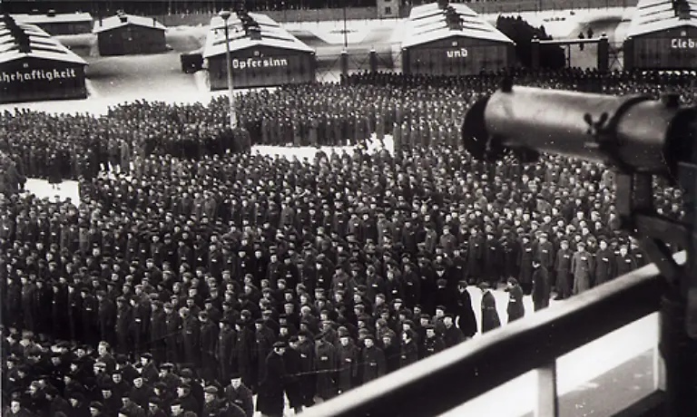 Blick-vom-Turm-A-auf-den-Appellplatz-Hier-wurden-Arbeitskommandos-zusammengestellt-die-in-den-zahlreichen-Aussenstellen-des-KZ-eingesetzt-wurden