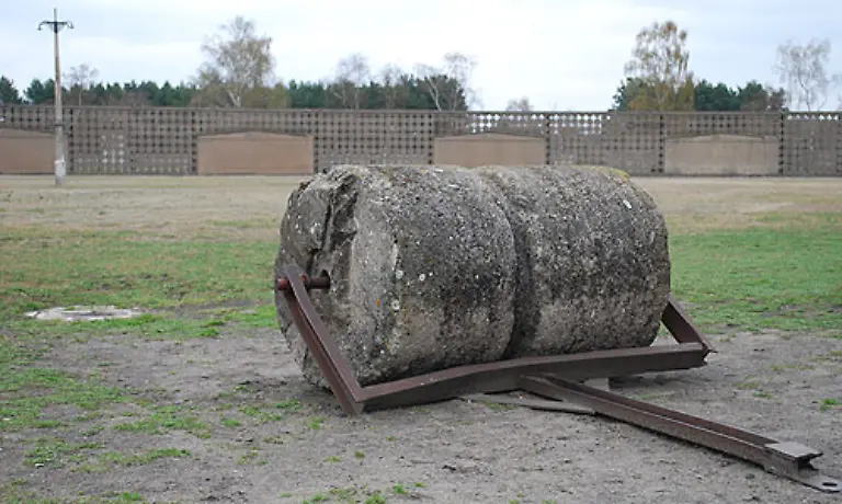 Fast-alle-waren-auf-Dauer-fuer-die-Gefangenen-todbringend-denn-neben-Schikane-und-Marter-hiess-das-Konzept-Vernichtung-durch-Arbeit-Die-Haeftlinge-mussten-bei-Heinkel-Flugzeuge-bauen-oder-in-Industriebetrieben-von-Siemens-oder-AEG-arbeiten