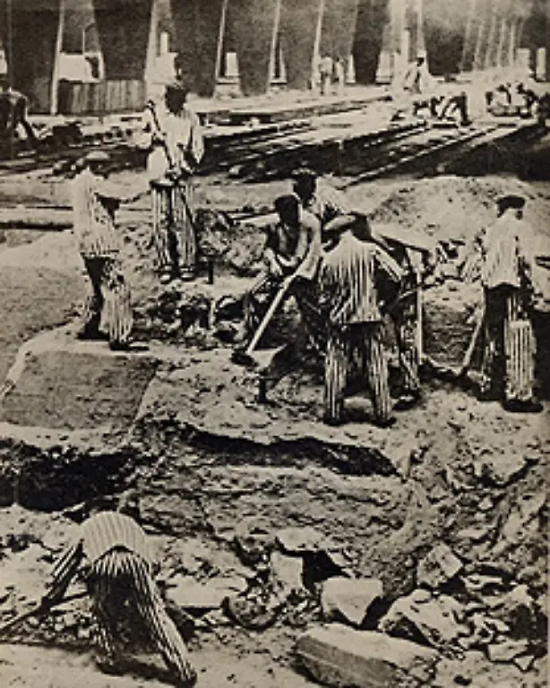 Unter-Einsatz-ihres-Lebens-schufen-die-Haeftlinge-das-Material-aus-dem-Hitlers-Wahnvorstellung-die-Reichshauptstadt-Germania-entstehen-sollte-Die-Bedingungen-bei-dieser-schweren-Arbeit-waren-brutal