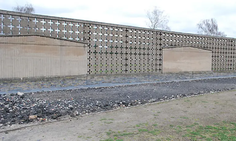 Auch-fuer-brutalste-Experimente-wurden-immer-wieder-Haeftlinge-herangezogen-Auf-der-Schuhpruefstrecke-mussten-die-Gefangenen-auf-verschiedenen-Bodenbelaegen-die-Haltbarkeit-von-Schuhen-fuer-die-Wehrmacht-ausprobieren