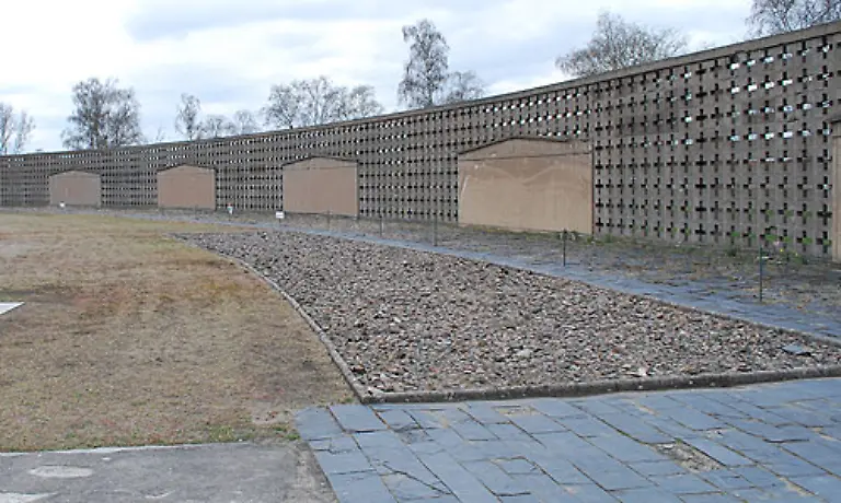 Dabei-wurden-die-Haeftlinge-mit-vielen-Kilogramm-schweren-Rucksaecken-beladen-Tagelang-mussten-sie-marschieren-und-das-Sohlenmaterial-fuer-den-Krieg-der-Deutschen-testen