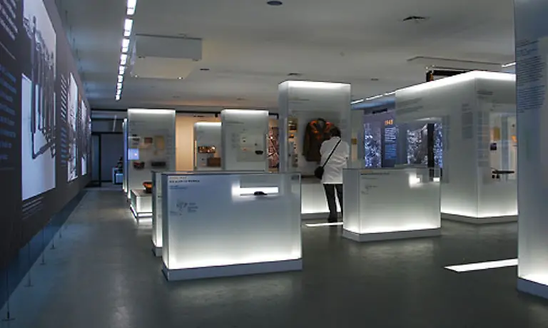 Das-Museum-Haeftlingskueche-versteht-sich-als-Bindeglied-zwischen-den-13-Einzelausstellungen-des-dezentralen-Gedenkstaettenkonzepts-Es-fuehrt-den-Besucher-anhand-einer-Zeitleiste-durch-die-Geschichte-des-KZ