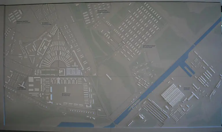 In-der-Uebersicht-ist-der-Aufbau-des-KZ-zu-erkennen-Im-linken-Teil-sieht-man-das-Dreieck-des-Lagers-Eine-Symmetrie-des-Schreckens-Eine-Vertikale-verbindet-den-Turm-E-an-der-Spitze-des-Lagers-mit-dem-Turm-A-als-Eingang-und-als-Fortsetzung-dem-Truppenlager-der-SS