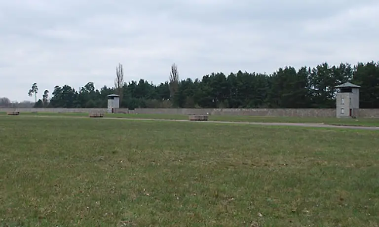 An-der-Seite-des-Lagers-waren-nach-innen-gerichtet-die-Wachtuerme-aufgebaut-jeder-einzelne-mit-Vorrichtungen-fuer-ein-Maschinengewehr-So-konnten-die-Wachposten-einen-moeglichst-grossen-Winkel-des-Lagers-abdecken