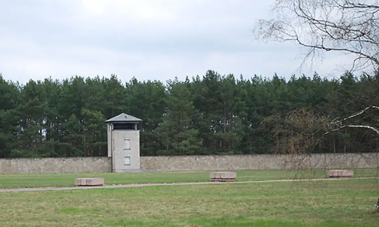 An-den-Stellen-wo-sich-damals-die-Baracken-befanden-stehen-heute-einzelne-Gedenksteine-mit-den-Nummern-der-Unterkuenfte