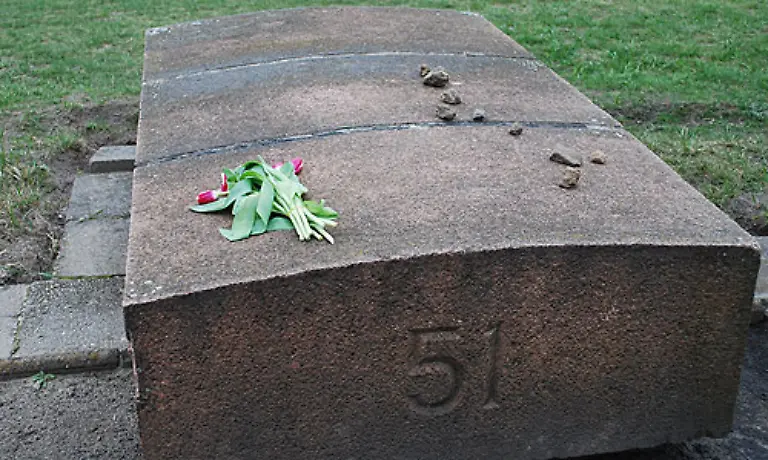 Die-Baracken-selbst-sind-kurz-nach-dem-Krieg-zerfallen-Nur-wenige-konnten-gerettet-werden-oder-wurden-restauriert-Erst-in-den-sechziger-Jahren-begannen-erste-Versuche-der-DDR-den-Ort-als-Gedenkstaette-zu-erhalten