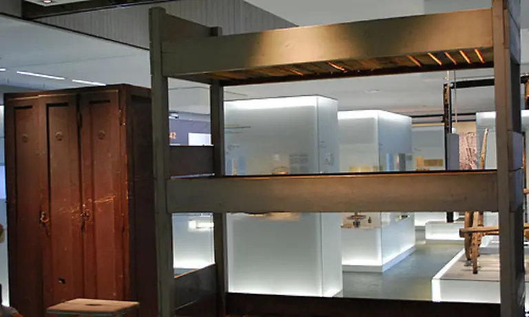 Im-Museum-Haeftlingskueche-sind-Exponate-der-verschiedenen-Einzelausstellungen-zu-sehen-zum-Beispiel-Mobiliar-aus-den-Haeftlingsbaracken