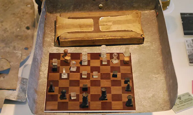 Ein-selbstgebautes-Schachspiel-der-Haeftlinge