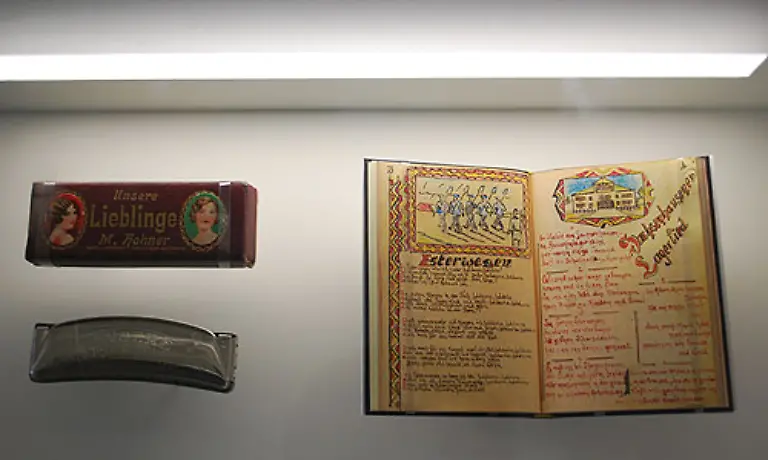 Ein-Buch-mit-Illustrationen-aus-dem-KZ-Esterwegen-Esterwegen-war-der-Vorlaeufer-des-KZ-Sachsenhausen-Es-wurde-1936-aufgeloest-die-Haeftlinge-nach-Oranienburg-gebracht-um-das-Lager-Sachsenhausen-aufzubauen