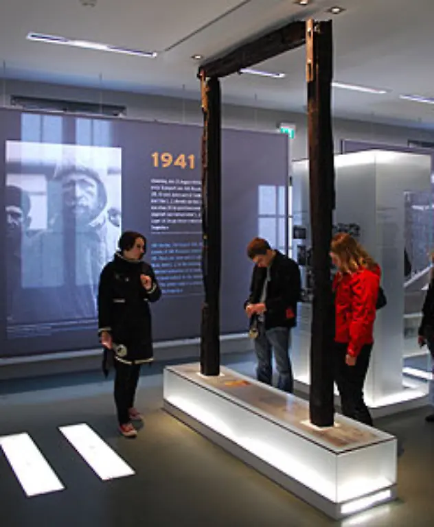 Ein-mobiler-Galgen-der-im-KZ-zu-demonstrativen-Hinrichtungen-eingesetzt-wurde-Die-Furcht-sollte-die-Haeftlinge-von-der-Flucht-abhalten