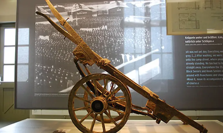 Mit-dieser-Leichenkarre-wurden-Leichen-aus-der-Pathologie-zur-Station-Z-gebracht