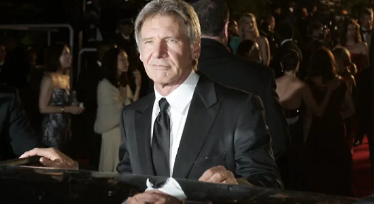 und-Harrison-Ford-passt-noch-so-gut-in-seine-Lederjacke-und-schwingt-so-laessig-die-Peitsche-dass-man-ihm-schon-allein-dafuer-Respekt-zollen-sollte