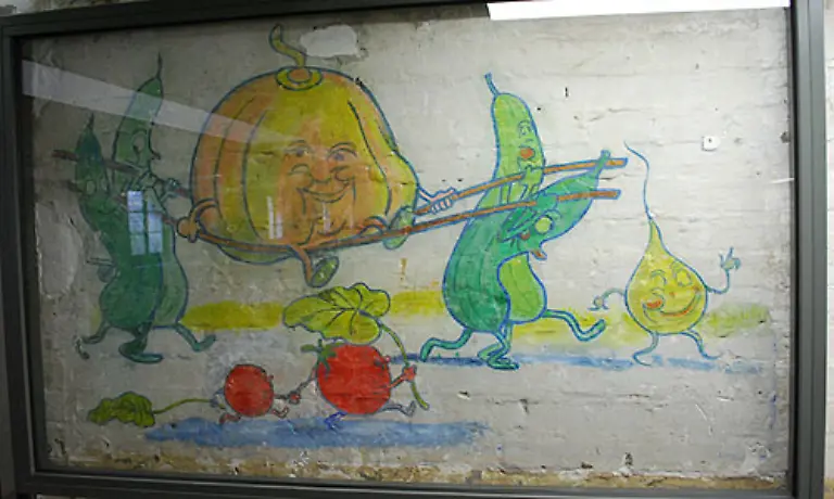 Im-Kartoffelschaelkeller-bemalten-die-Haeftlinge-die-Waende-Die-Zeichnungen-wirken-auf-den-ersten-Blick-froehlich
