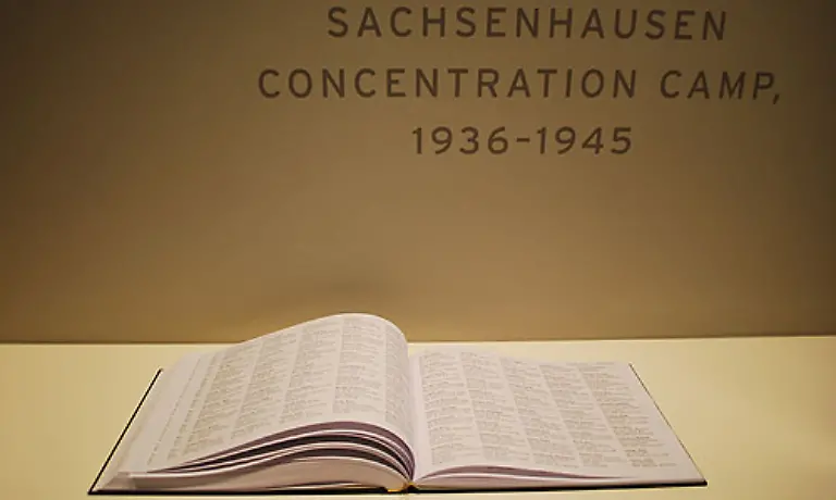 Das-Totenbuch-des-KZ-Sachsenhausen-Nach-vielen-Jahren-der-Recherche-konnten-20-500-Namen-von-Toten-gesammelt-werden-Der-groesste-Teil-der-Unterlagen-wurde-durch-die-SS-vor-der-Raeumung-des-Lagers-vernichtet