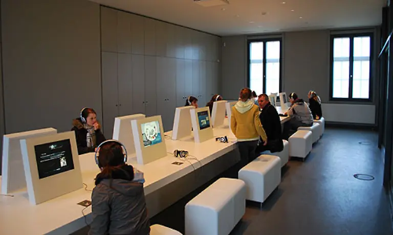 Der-an-das-neue-Museum-angeschlossene-Lernraum-14-Computer-stehen-den-Besuchern-zur-Verfuegung-und-bieten-alle-verfuegbaren-Informationen-ueber-die-Geschichte-des-Lagers