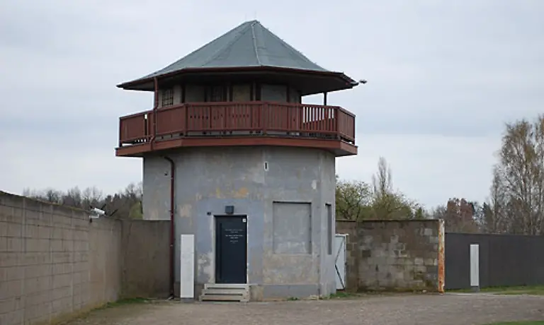 Der-Turm-E-an-der-Spitze-des-Lager-Dreiecks-Von-hier-aus-wurde-auch-die-Station-Z-ueberwacht-Hinter-der-Mauer-ist-eine-Ausstellung-ueber-die-Geschichte-des-Speziallagers-der-Sowjets-angesiedelt