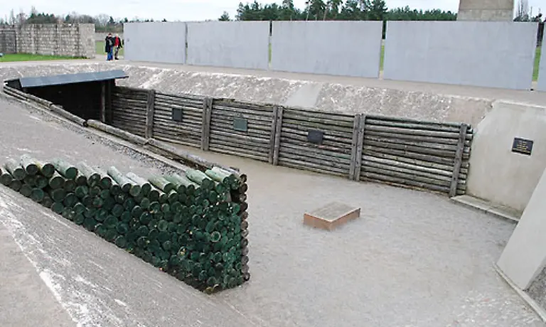 Der-Erschiessungsgraben-Er-wurde-eigens-in-der-Fruehphase-des-Lagers-errichtet-Hier-fanden-unter-anderem-polnische-niederlaendische-und-franzoesische-Widerstandskaempfer-ihren-Tod